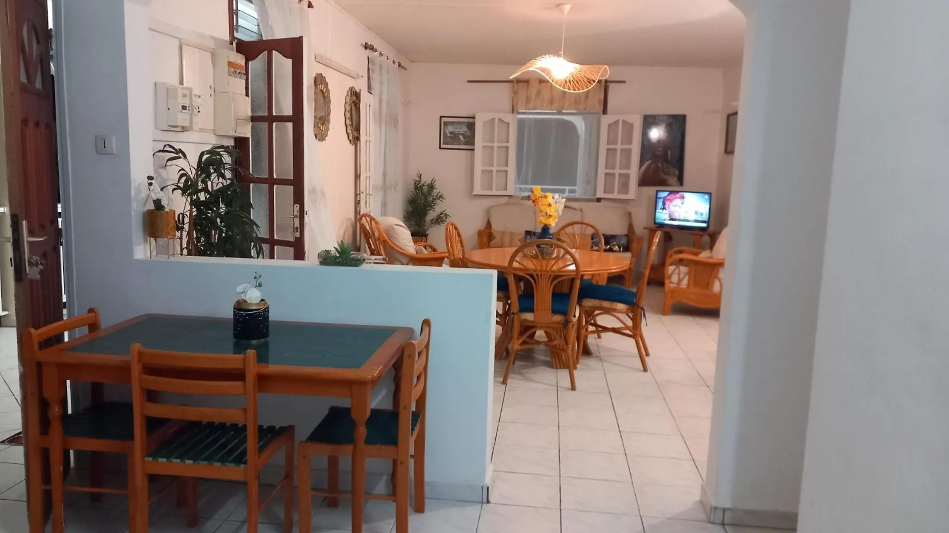 O Paradis De Lucile Saint-Louis 0*,  Guadeloupe